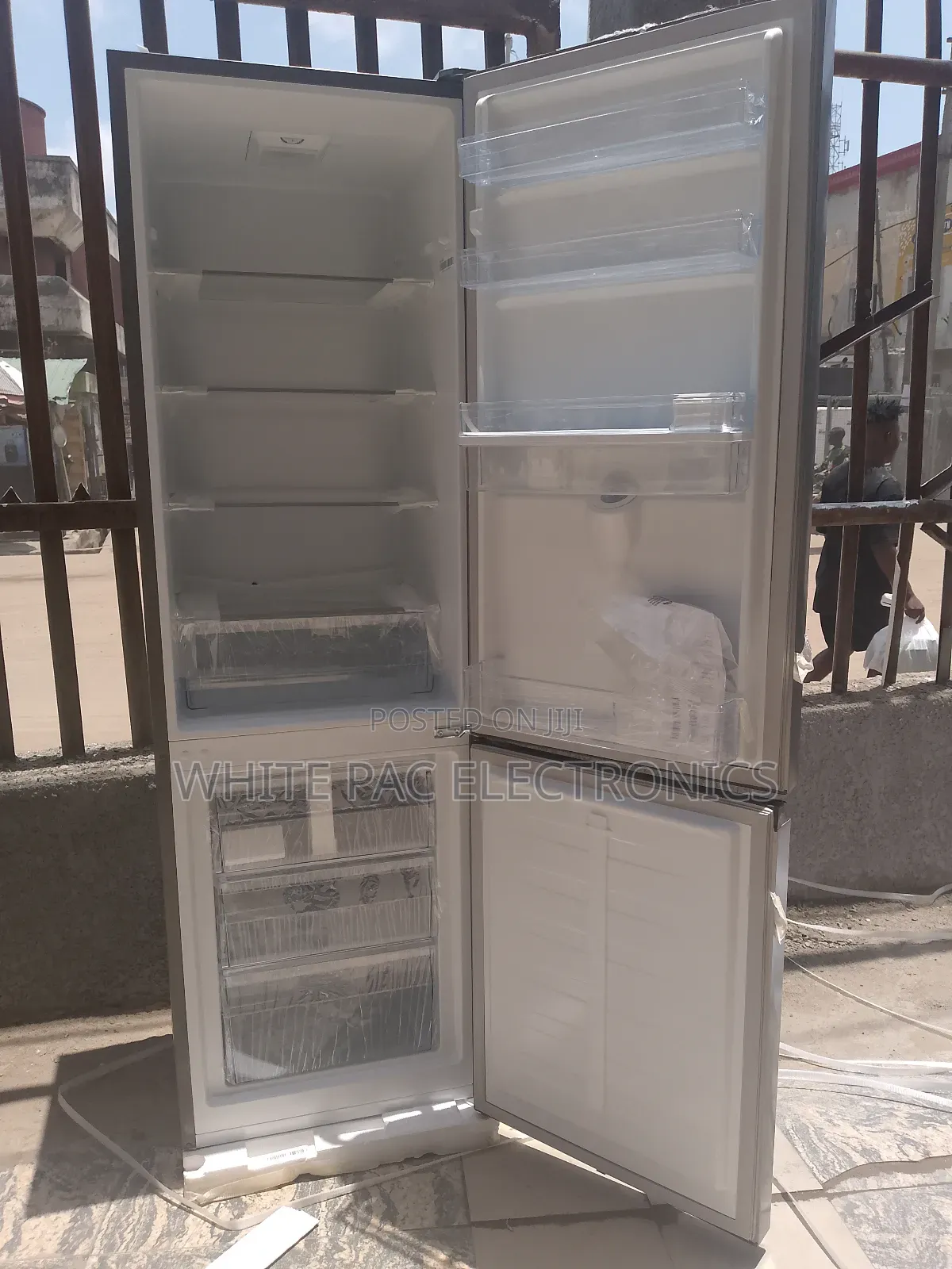 New Hisense 264-L Bottom Freezer/ Fridge With Dispenser