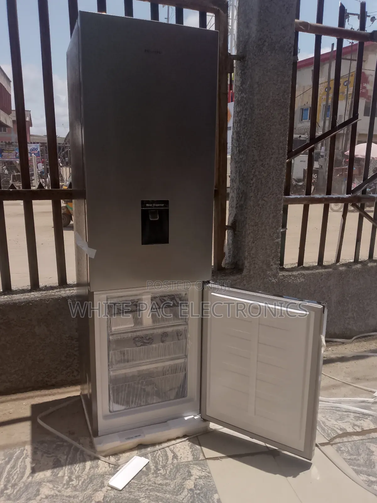 New Hisense 264-L Bottom Freezer/ Fridge With Dispenser