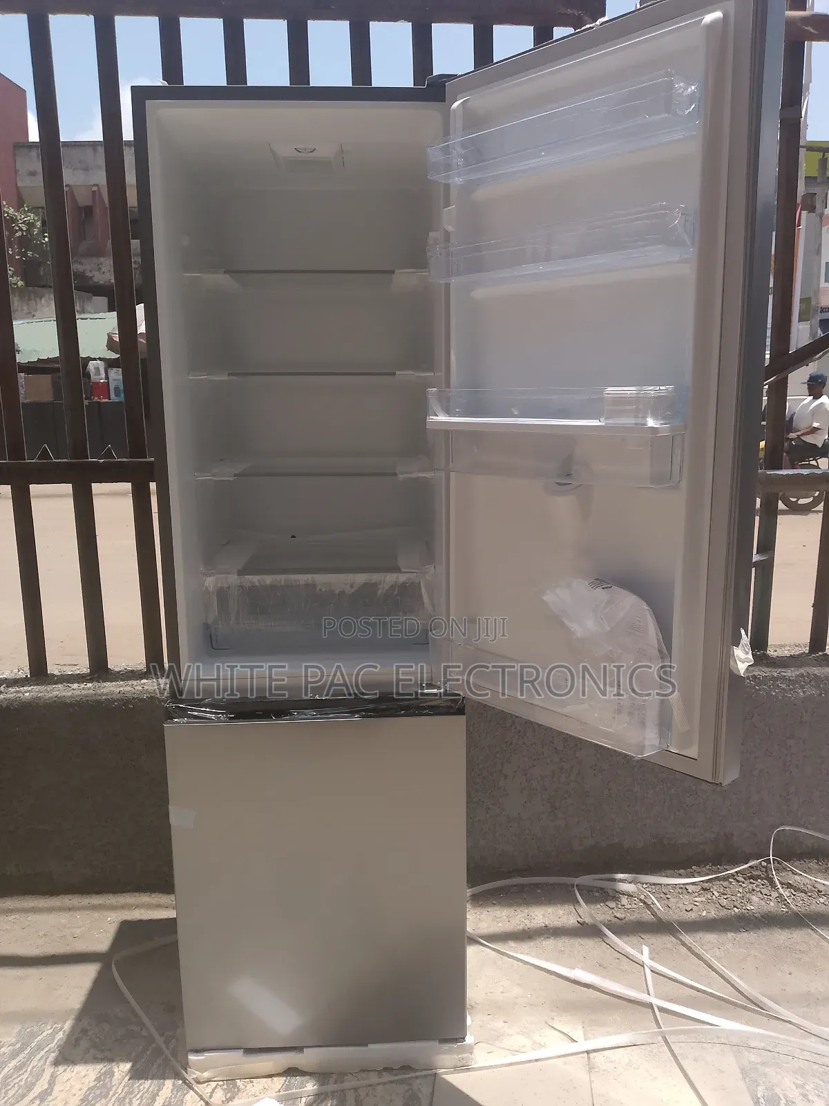New Hisense 264-L Bottom Freezer/ Fridge With Dispenser