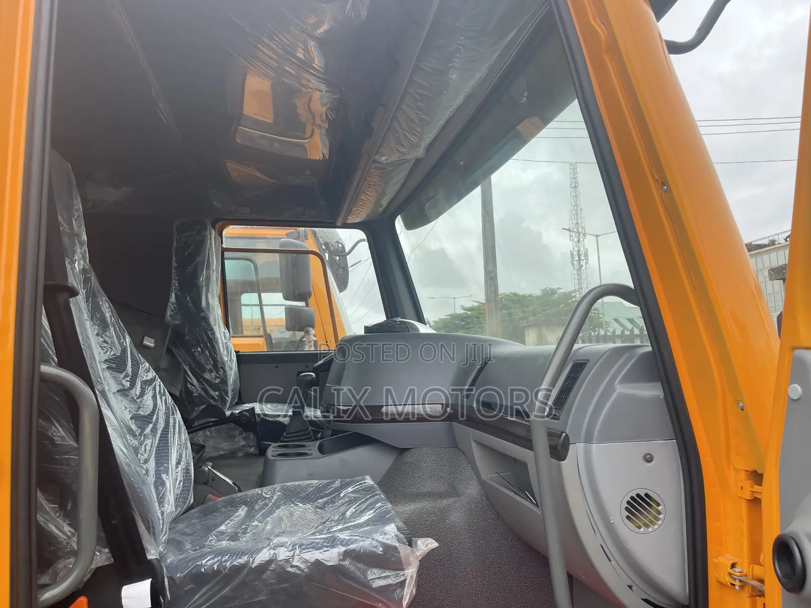 Foreign Used Howo Tractor Head Truck 371hp 2014 Orange