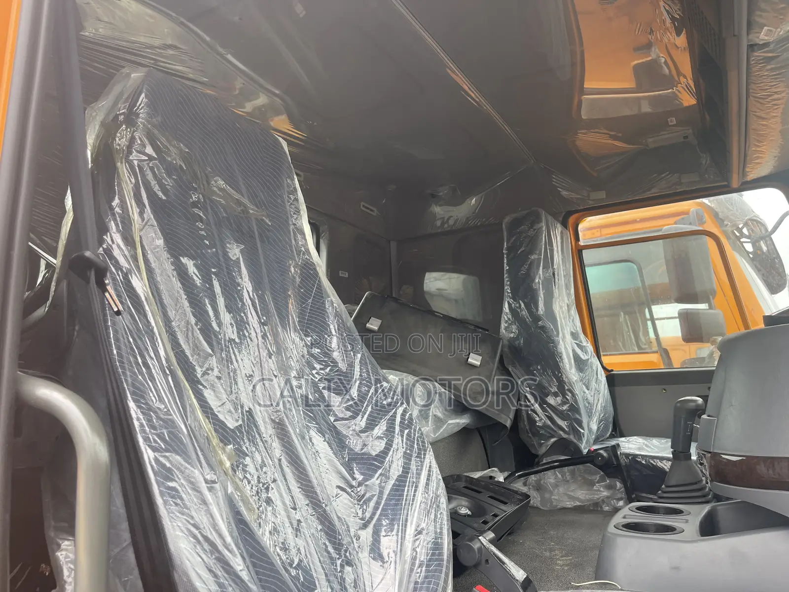 Foreign Used Howo Tractor Head Truck 371hp 2014 Orange