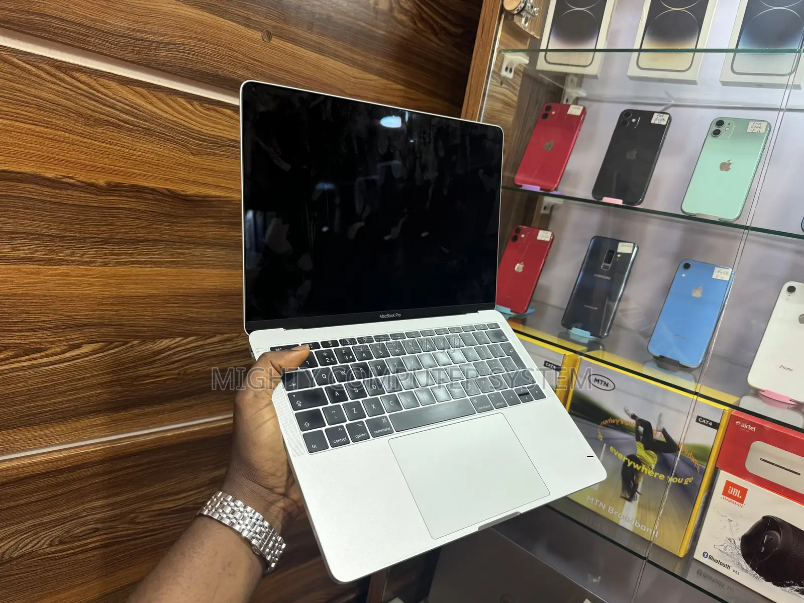 New Laptop Apple MacBook Pro 2017 8GB Intel Core I5 SSD 256GB