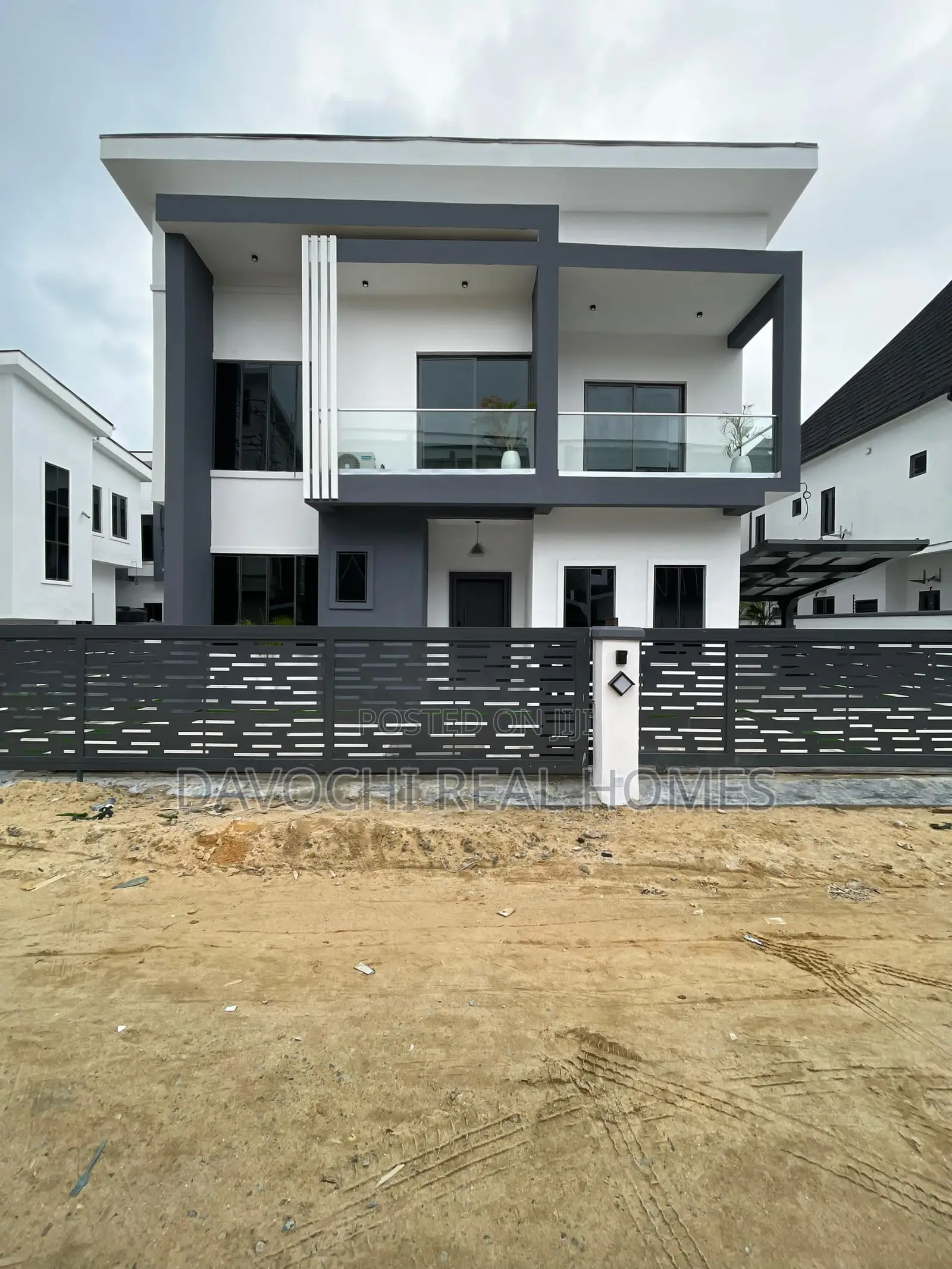 5bdrm Duplex in Chevron for sale