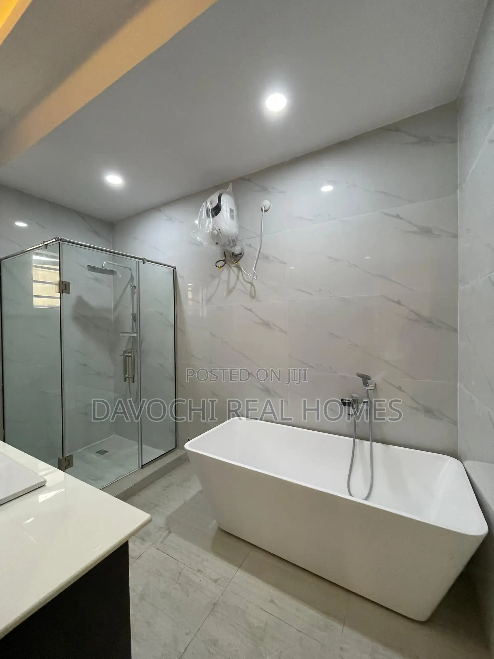 5bdrm Duplex in Chevron for sale