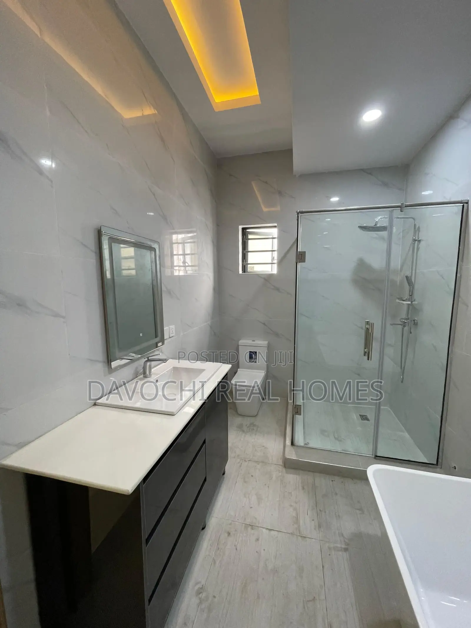 5bdrm Duplex in Chevron for sale