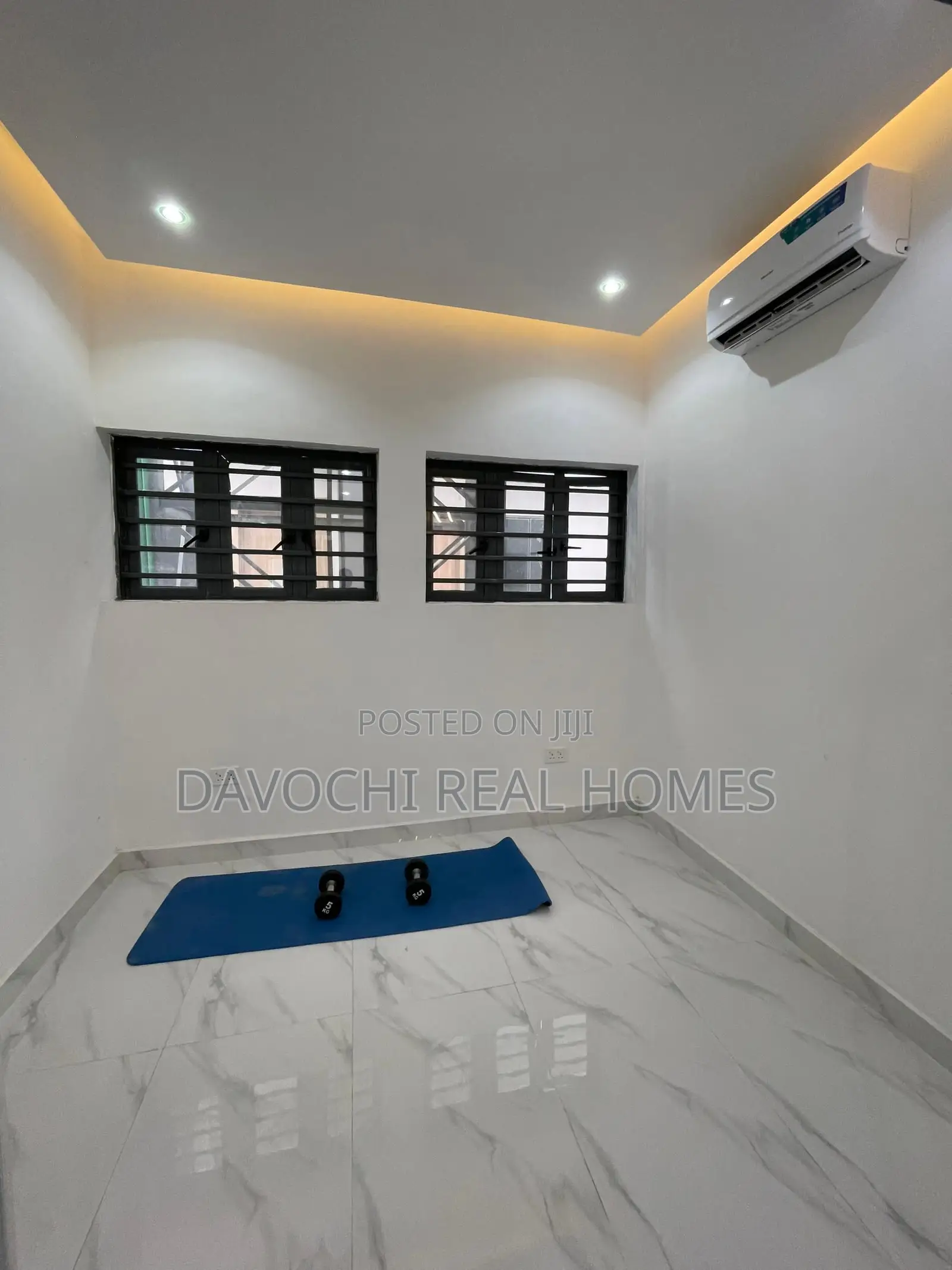 5bdrm Duplex in Chevron for sale