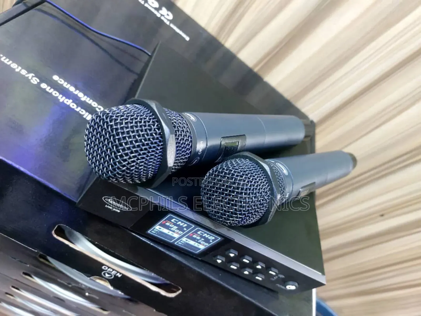 Signature Dual Transmitter Uhf Wireless Microphone Uw-209