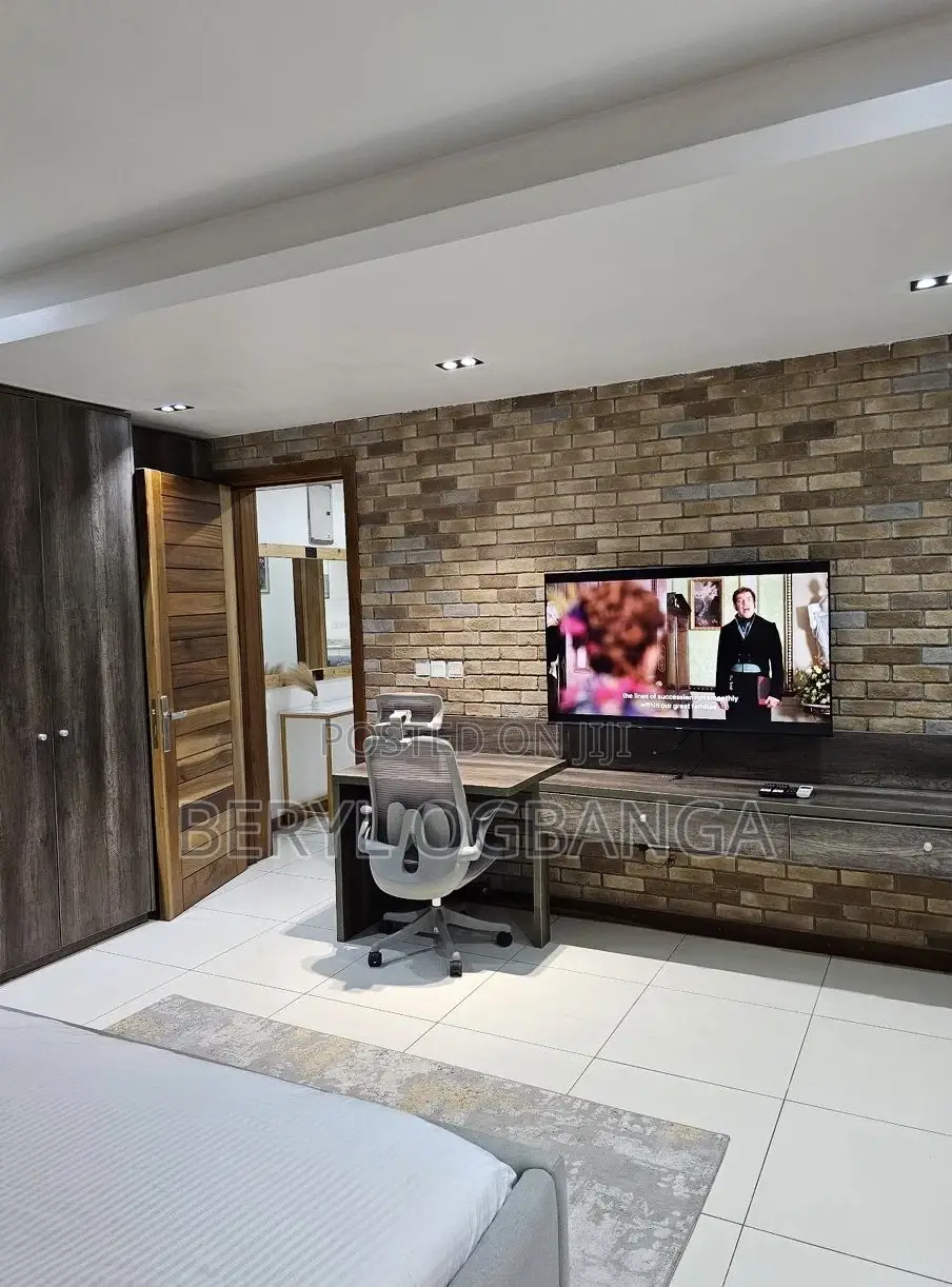 Exquisite One Bedroom Apartment in Admiralty Way With Pool
