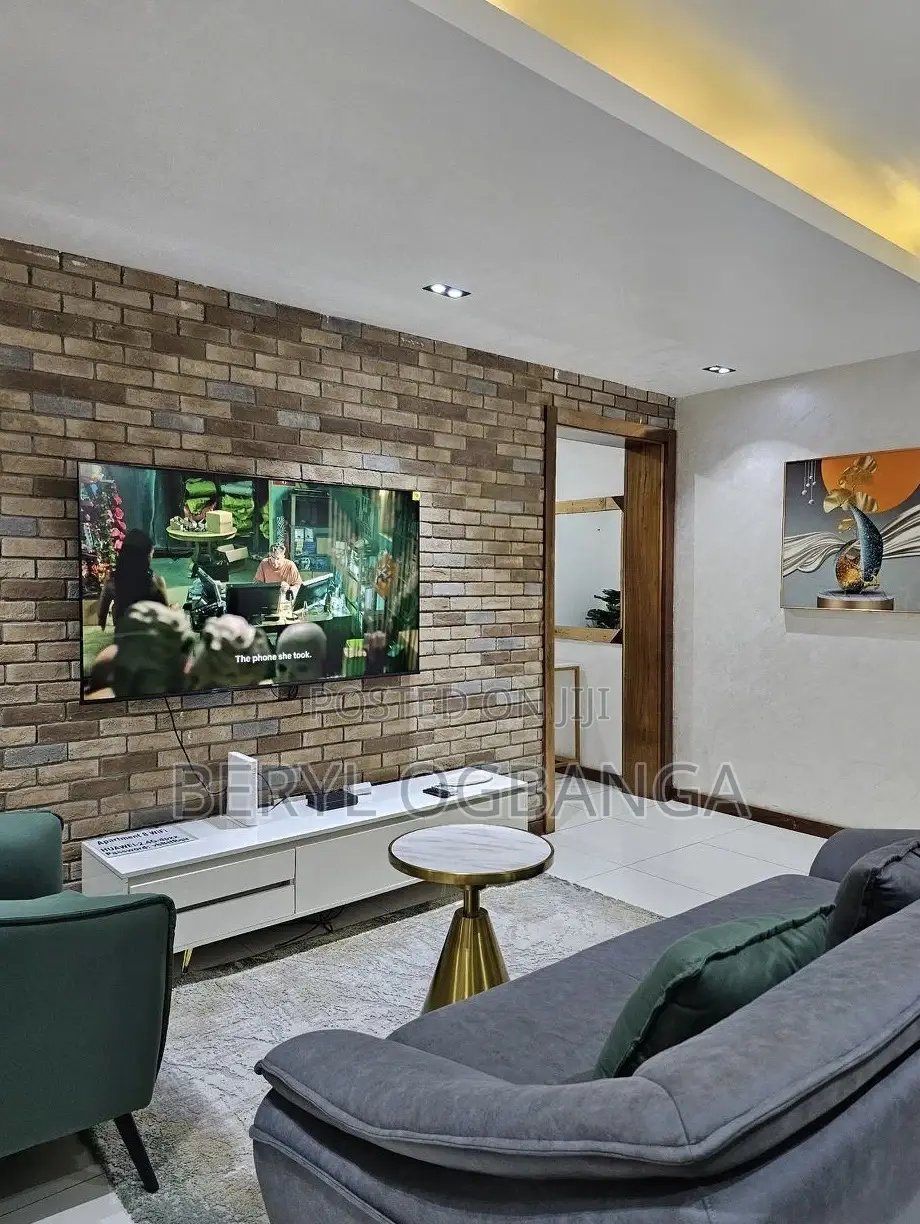 Exquisite One Bedroom Apartment in Admiralty Way With Pool