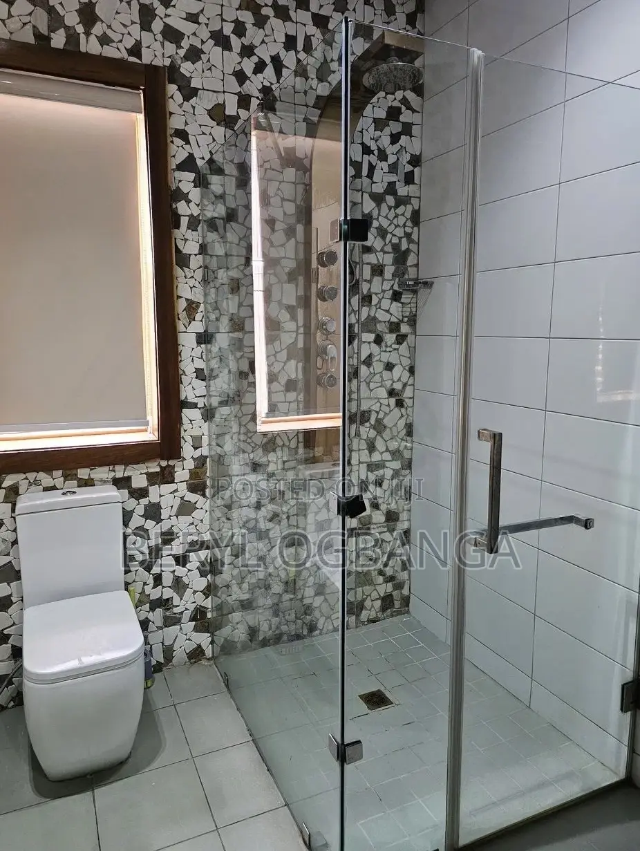 Exquisite One Bedroom Apartment in Admiralty Way With Pool