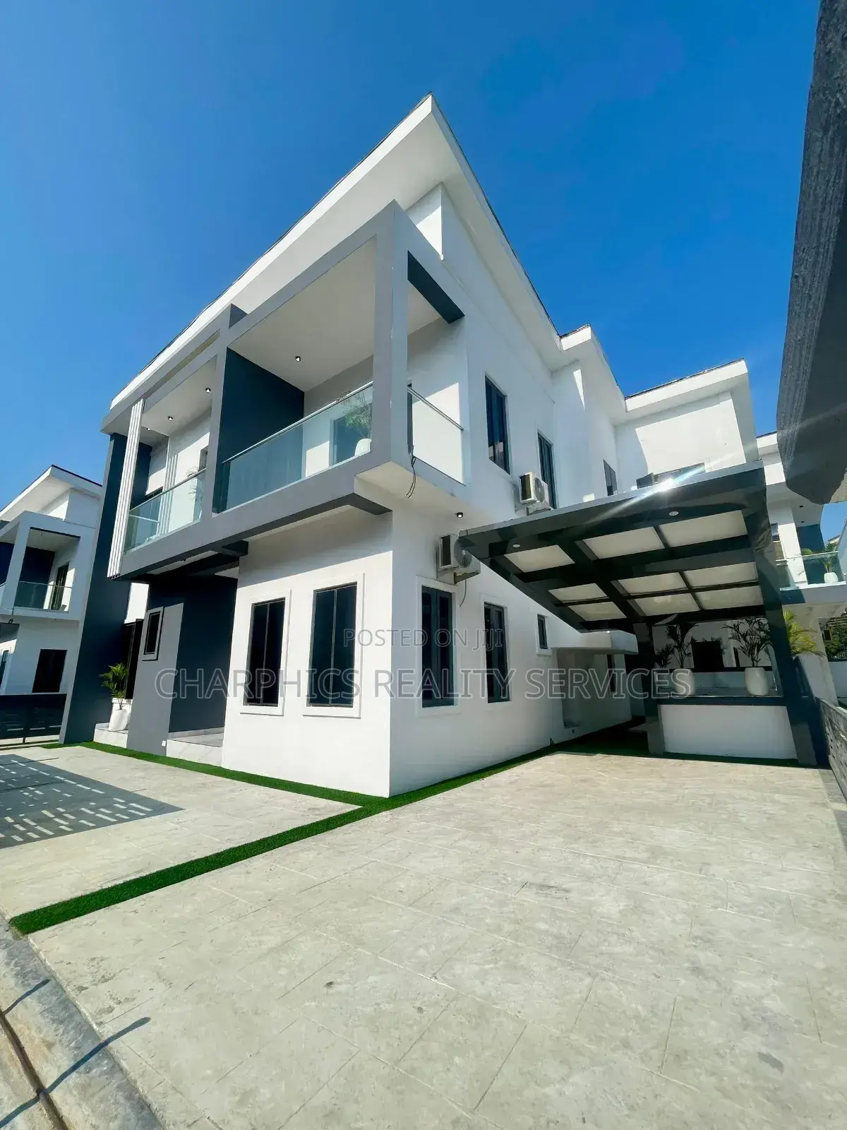 5bdrm Duplex in Chevron for sale