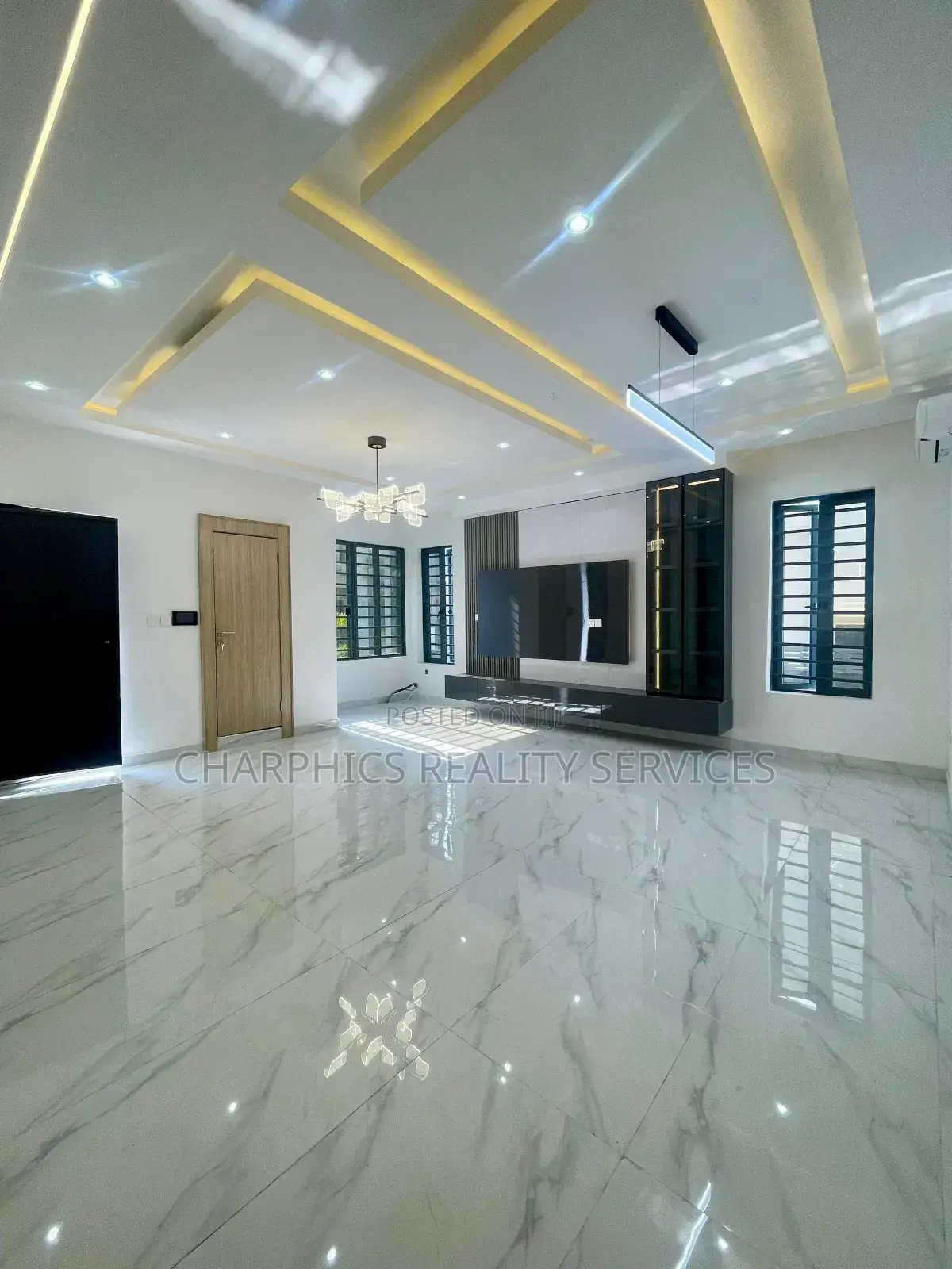 5bdrm Duplex in Chevron for sale