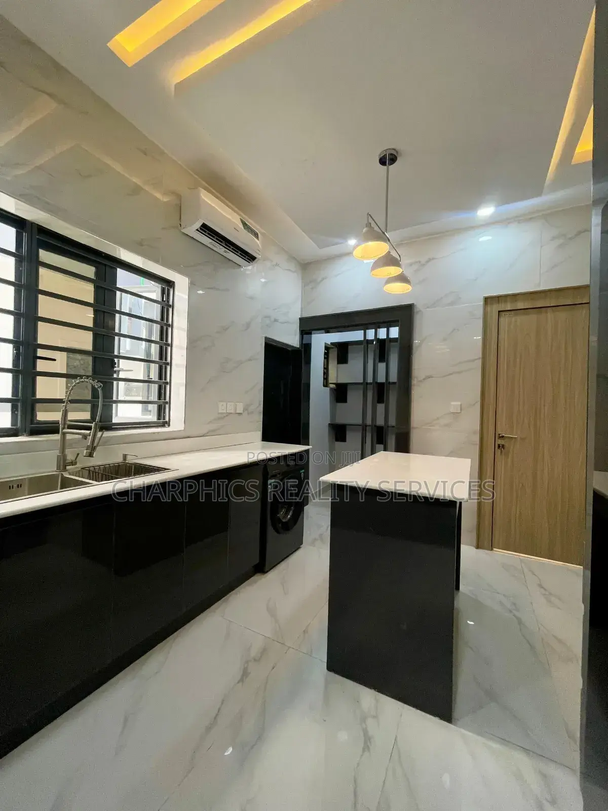 5bdrm Duplex in Chevron for sale