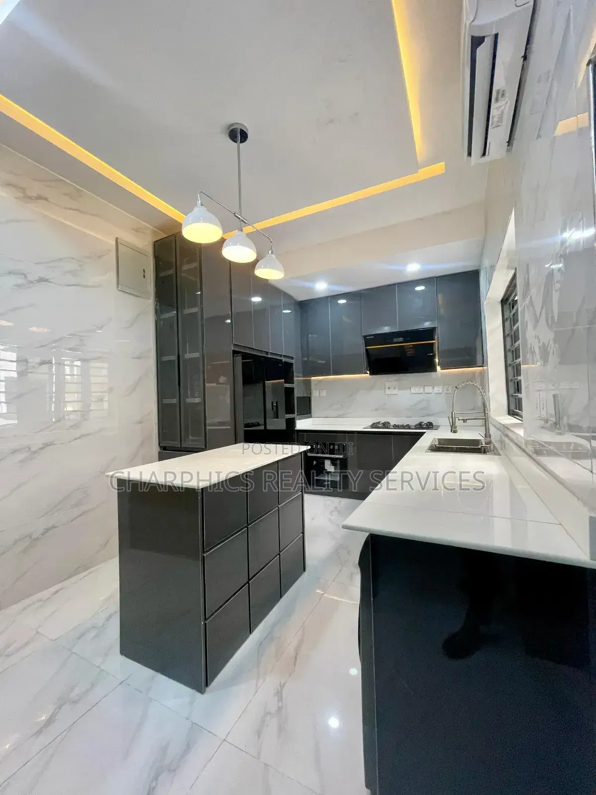 5bdrm Duplex in Chevron for sale