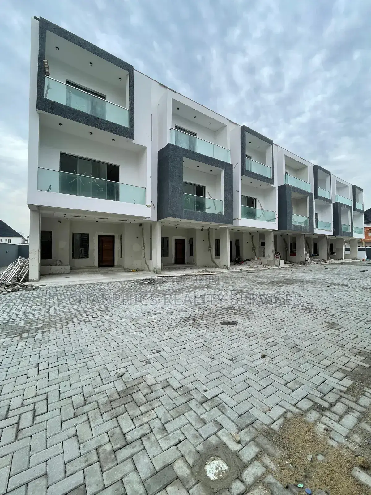 4bdrm Duplex in Lekki Phase 2 for sale