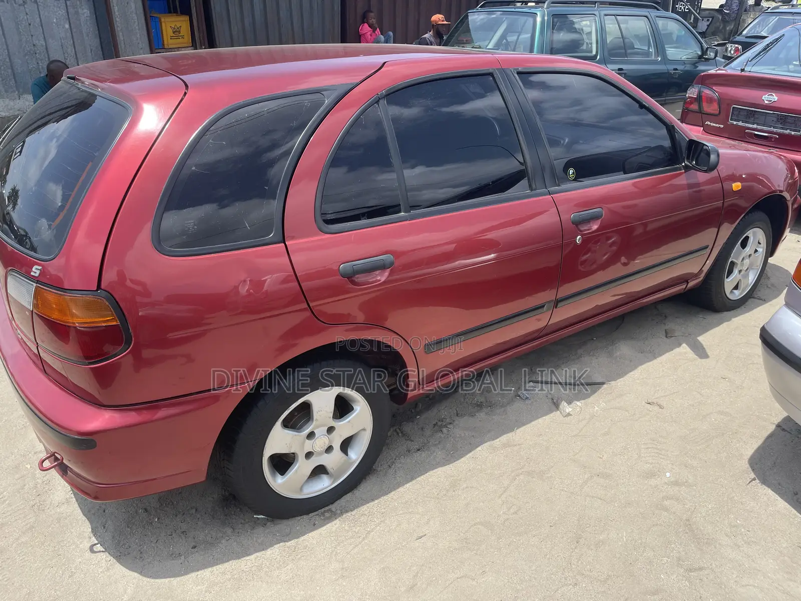 Nissan Almera 2000 Red