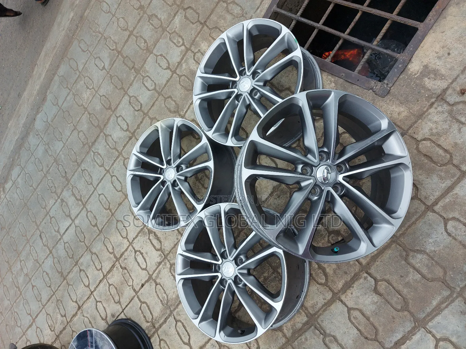 Hyundai Alloyed 19rim!