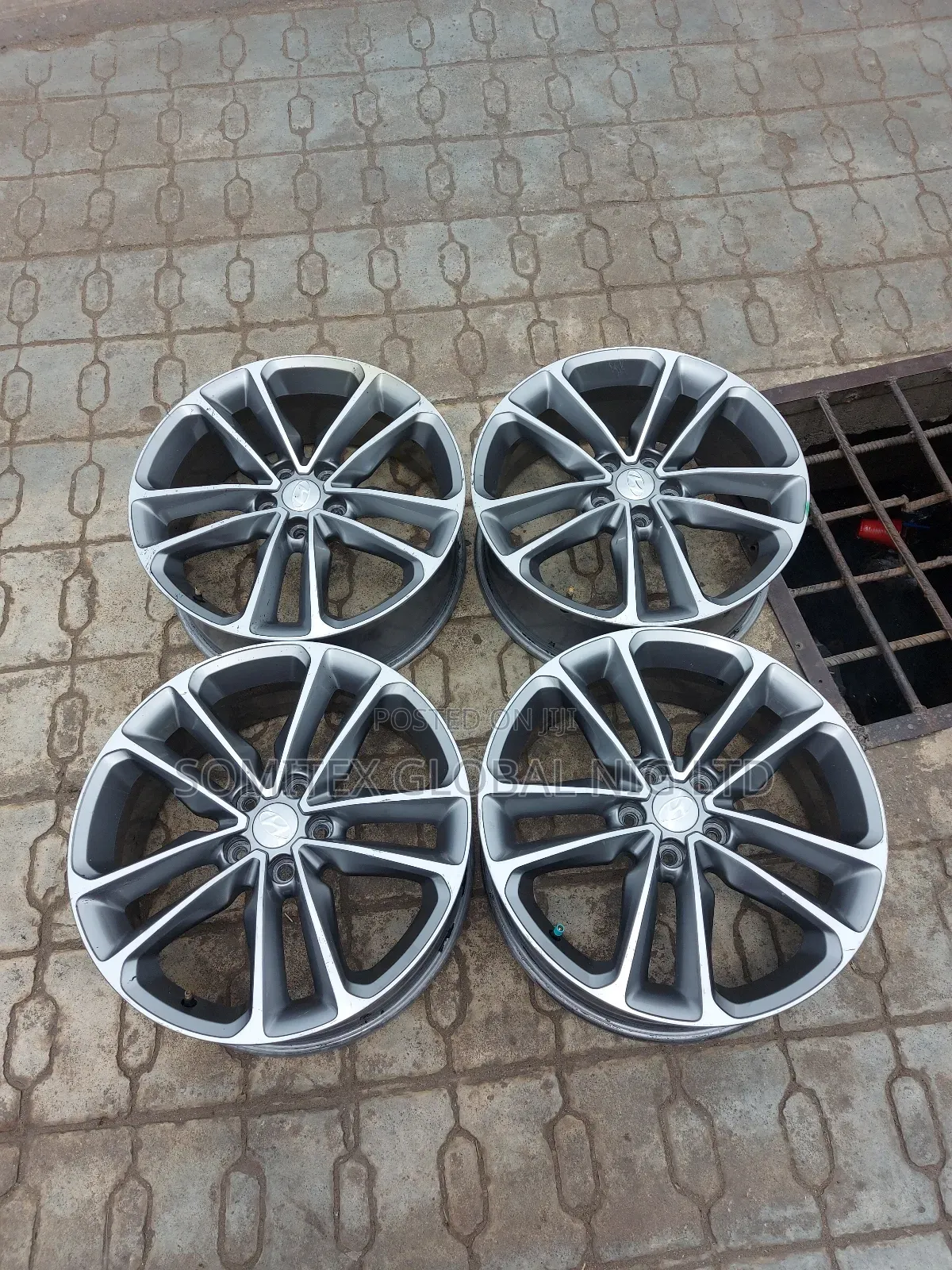 Hyundai Alloyed 19rim!
