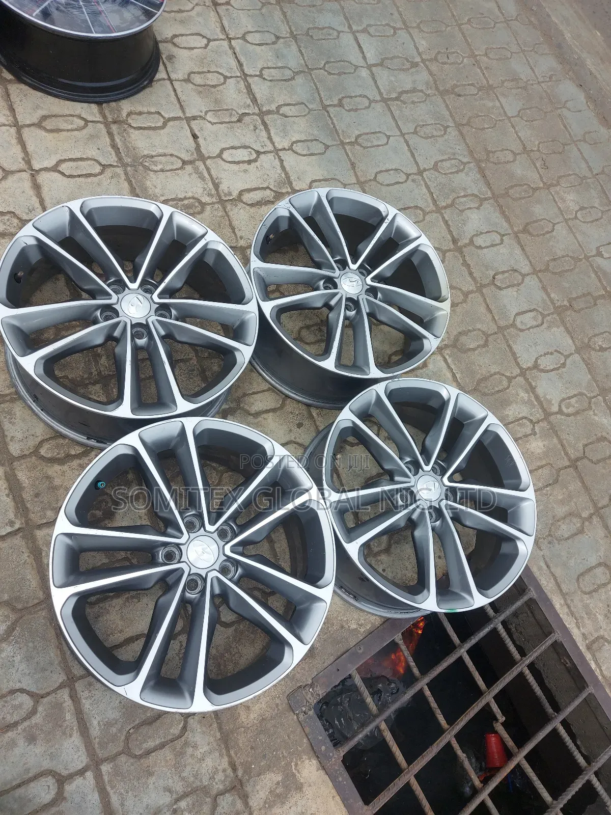 Hyundai Alloyed 19rim!