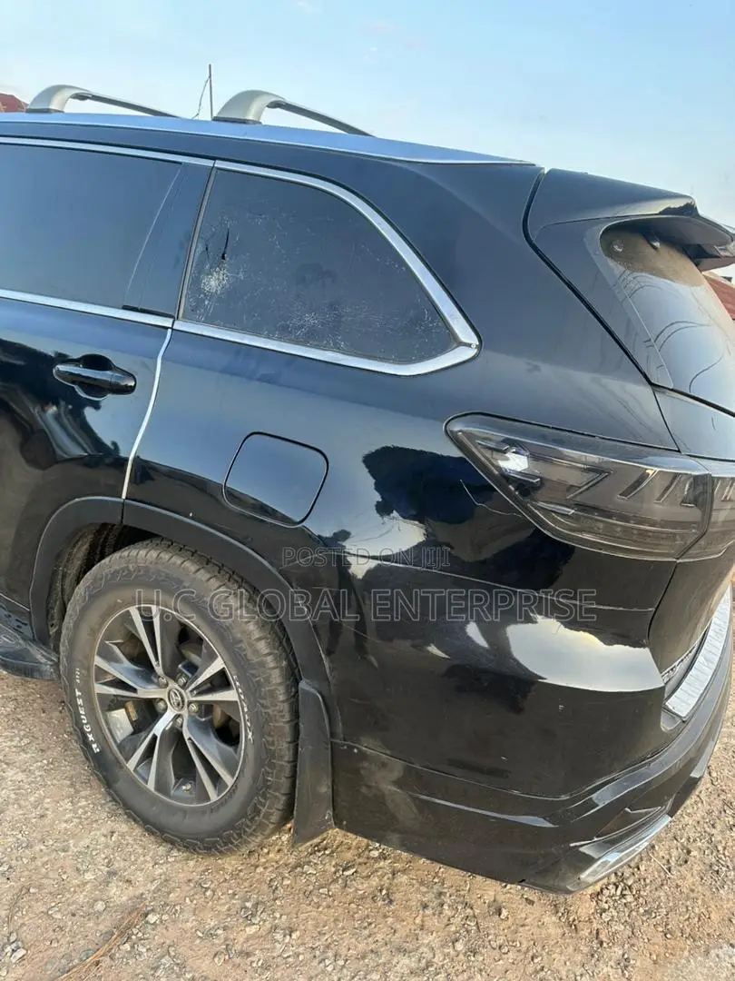 Dm for Vent Glass Toyota Highlander 2017 Available