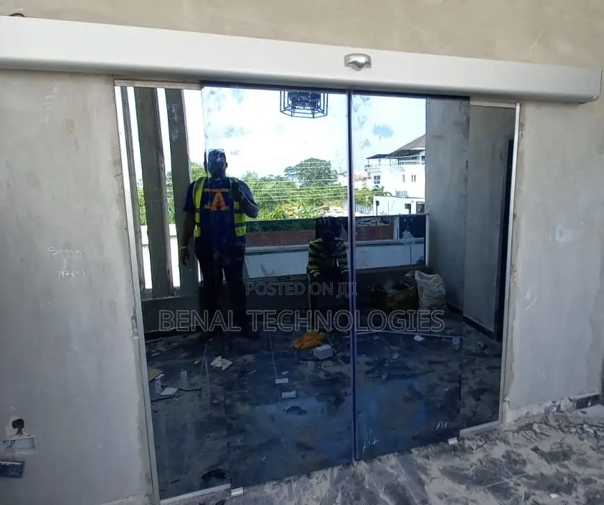 Motion-Monitor Sliding Auto Door