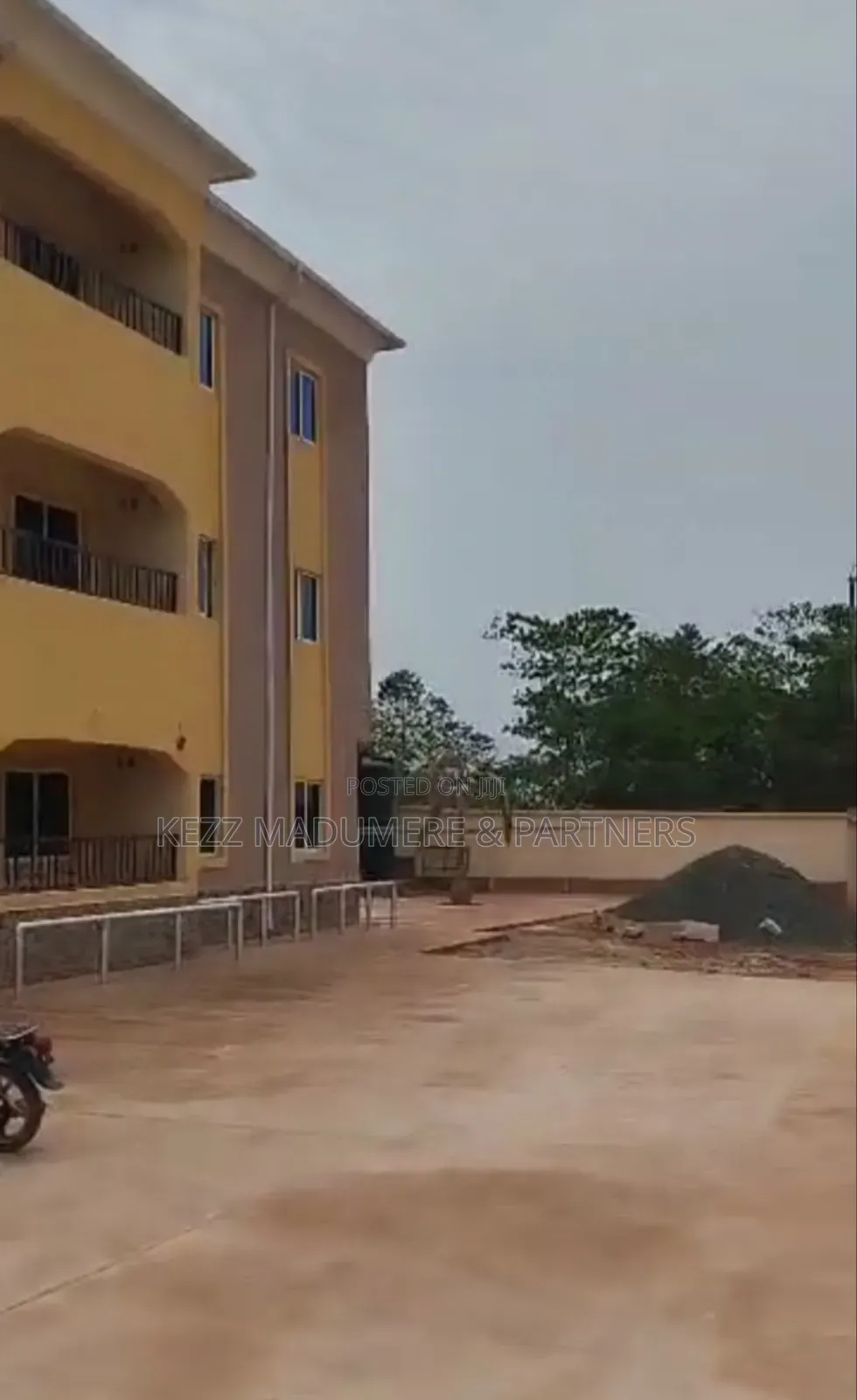 18bdrm Block of Flats in Secured Gated Estate for sale