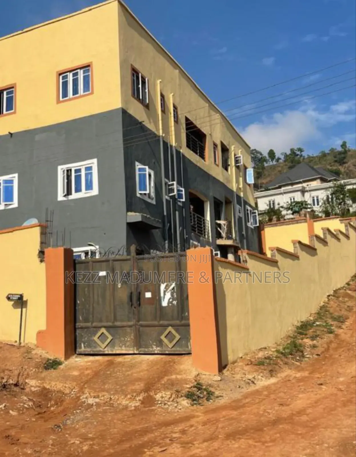 5bdrm Block of Flats in Achara Layout , for sale