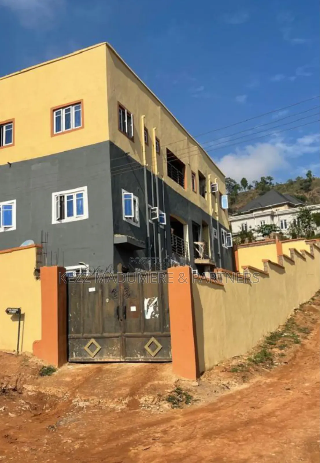 5bdrm Block of Flats in Achara Layout , for sale