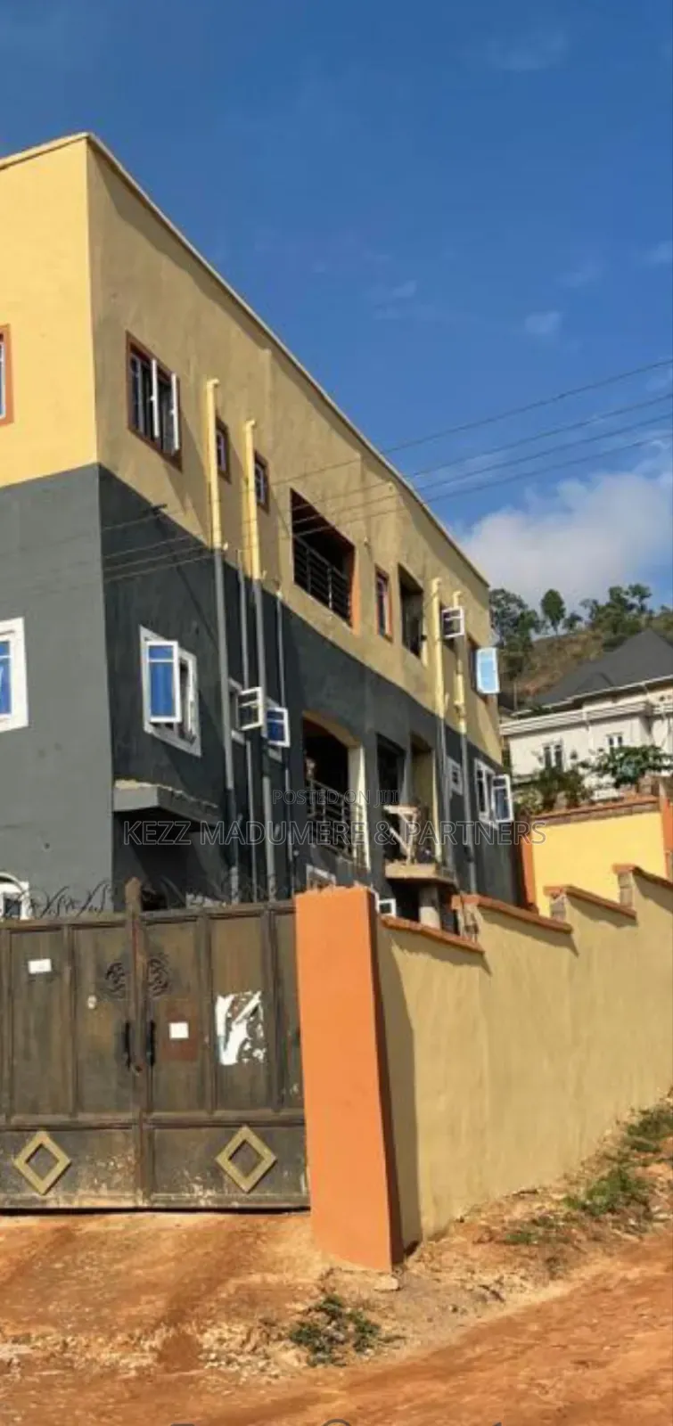 5bdrm Block of Flats in Achara Layout , for sale