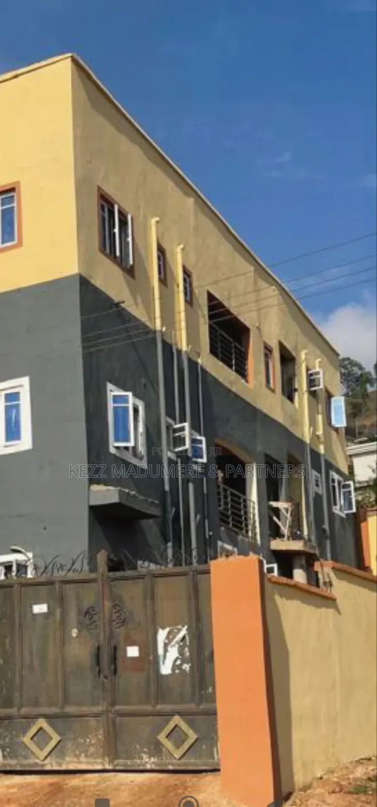 5bdrm Block of Flats in Achara Layout , for sale