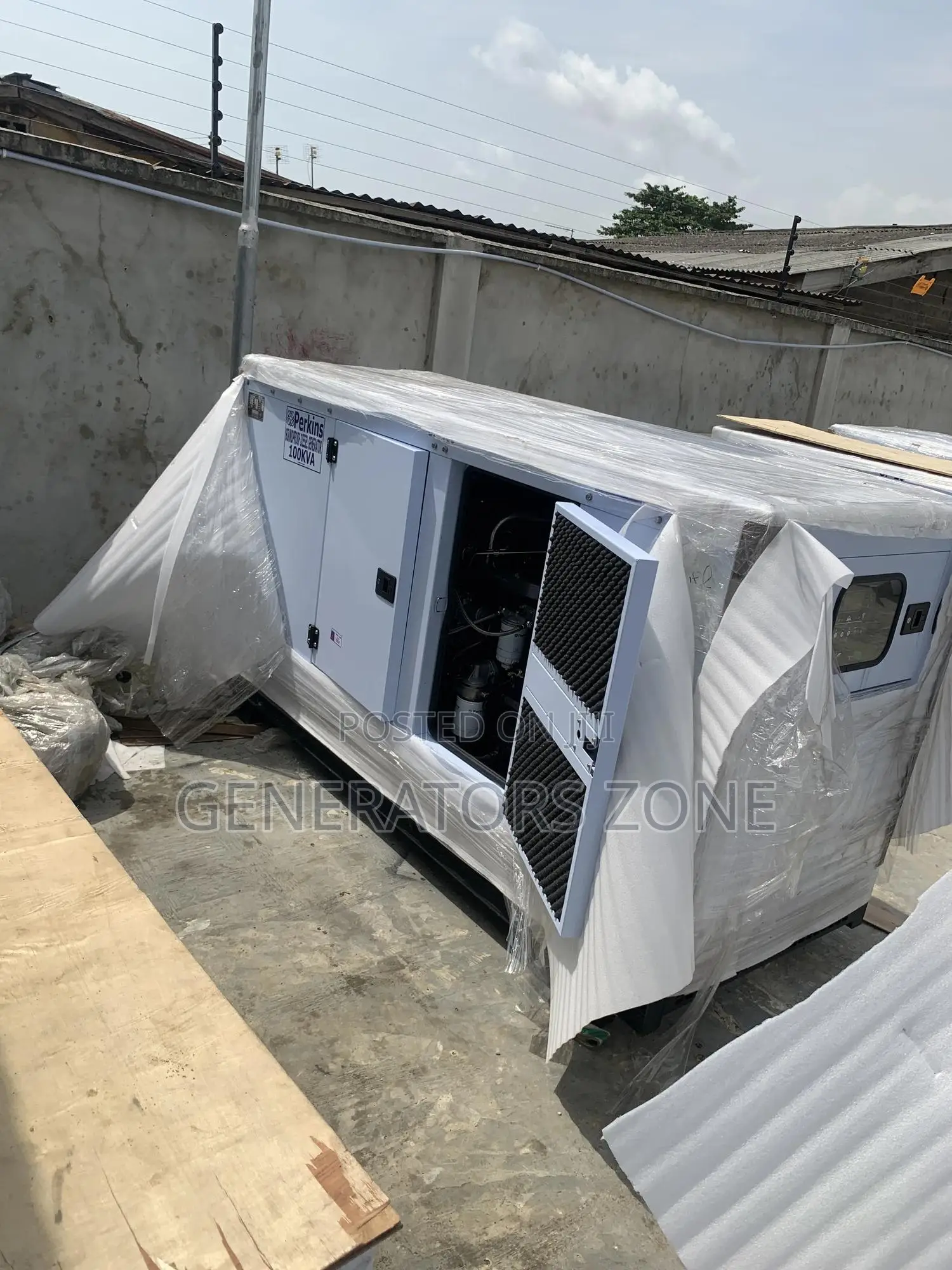 Strong Steel Plate Soundproof 100kva Perkins Generator