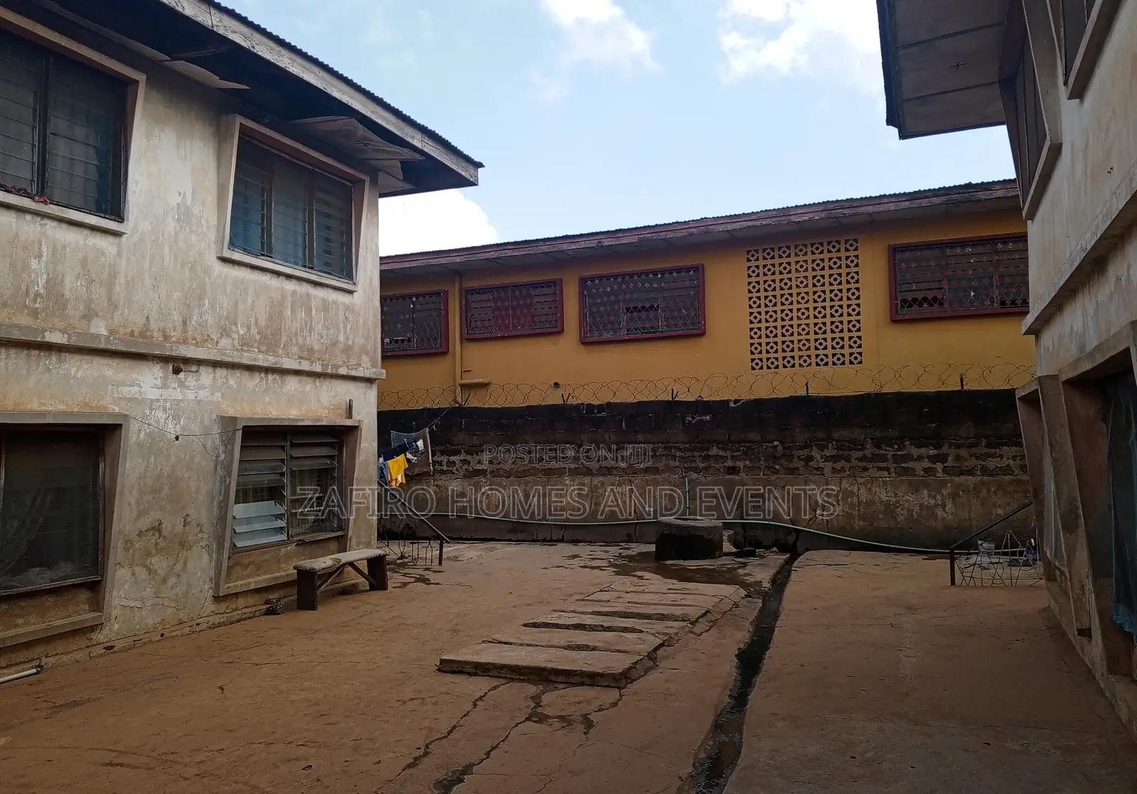 20bdrm House in Oke Ado for sale