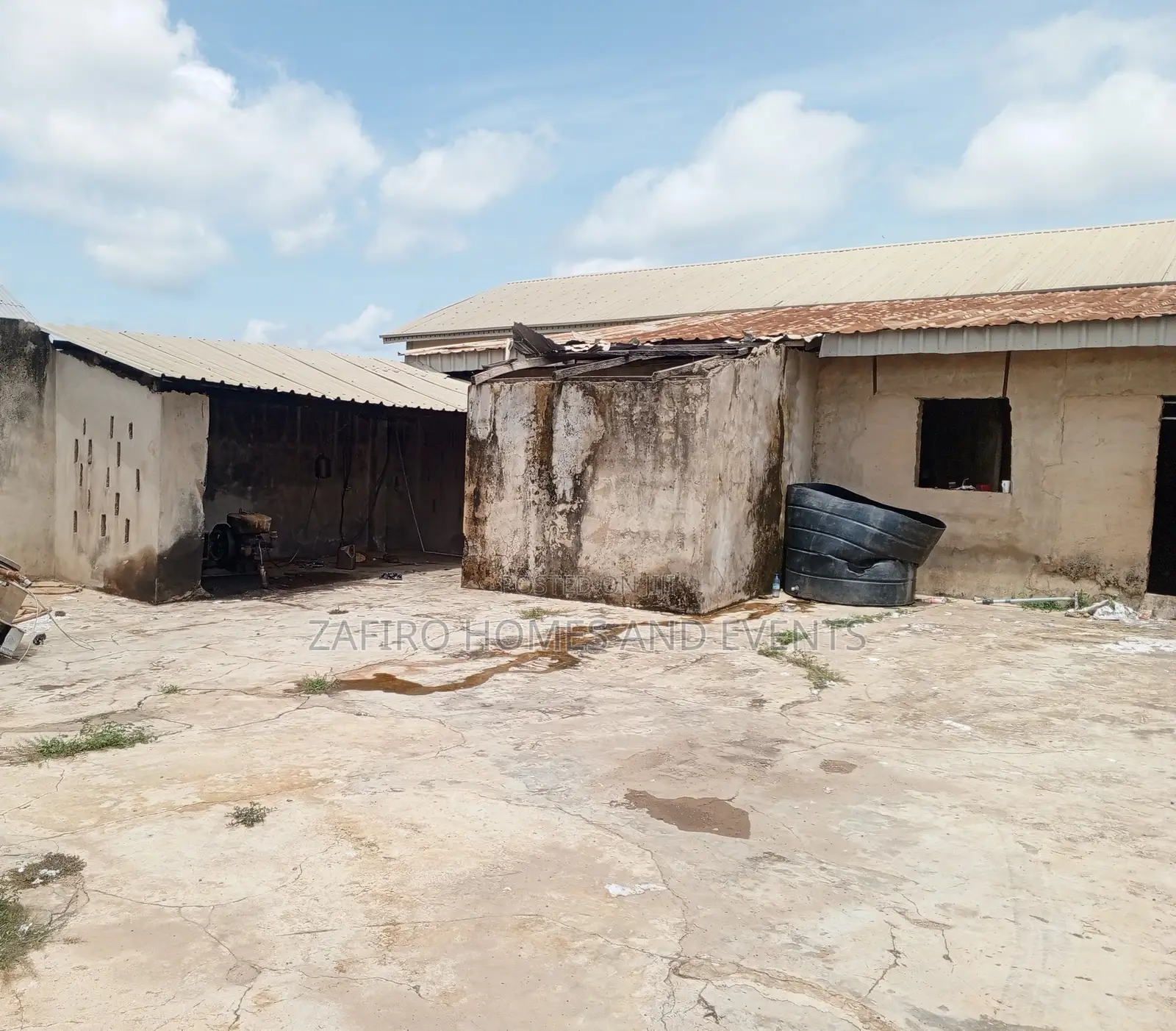 Strategic 400m2 Warehouse on 4 Plots at Bakatari Off Apata