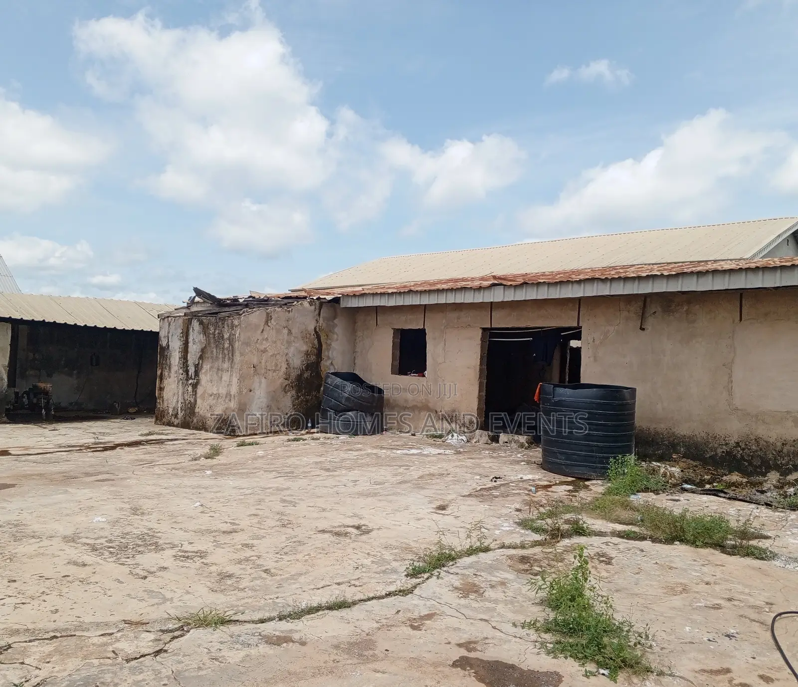 Strategic 400m2 Warehouse on 4 Plots at Bakatari Off Apata