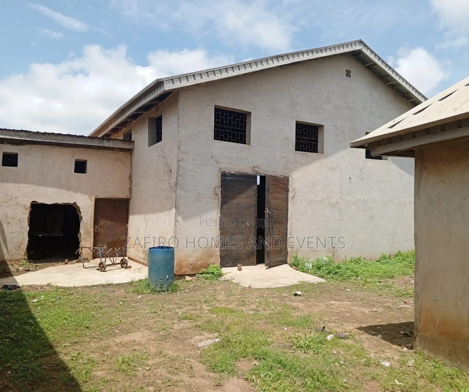 Strategic 400m2 Warehouse on 4 Plots at Bakatari Off Apata