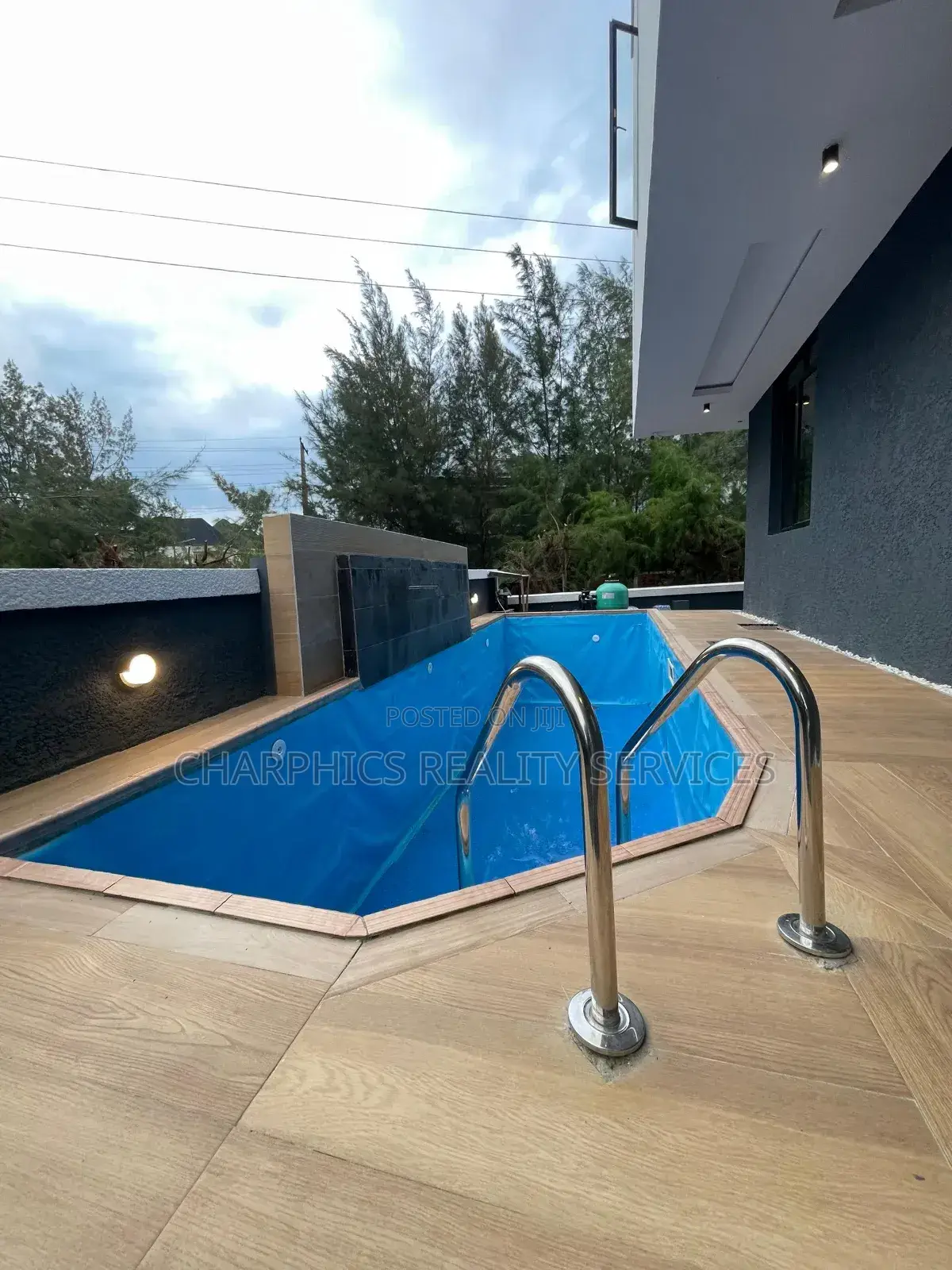 5bdrm Duplex in Ikota for sale
