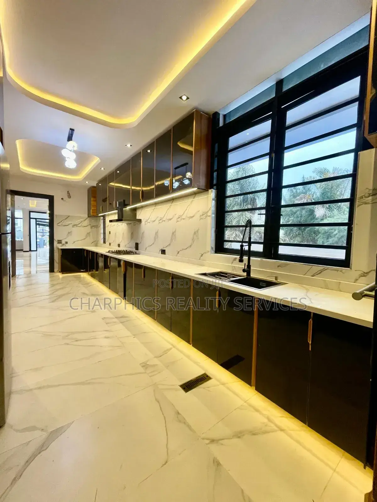5bdrm Duplex in Ikota for sale