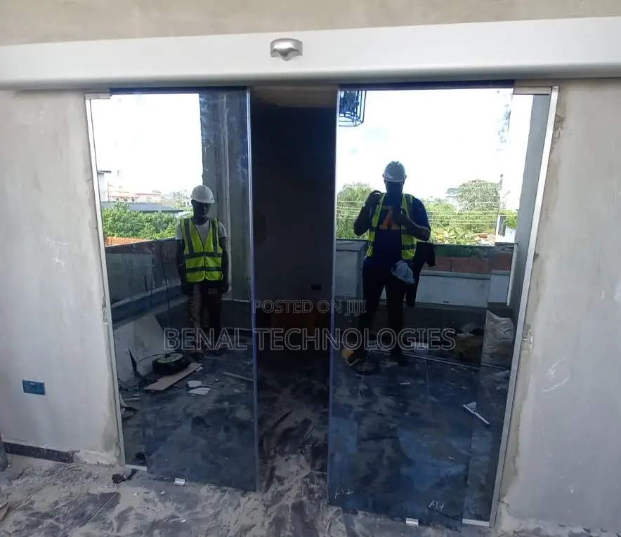 Auto-Reactive Sliding Door