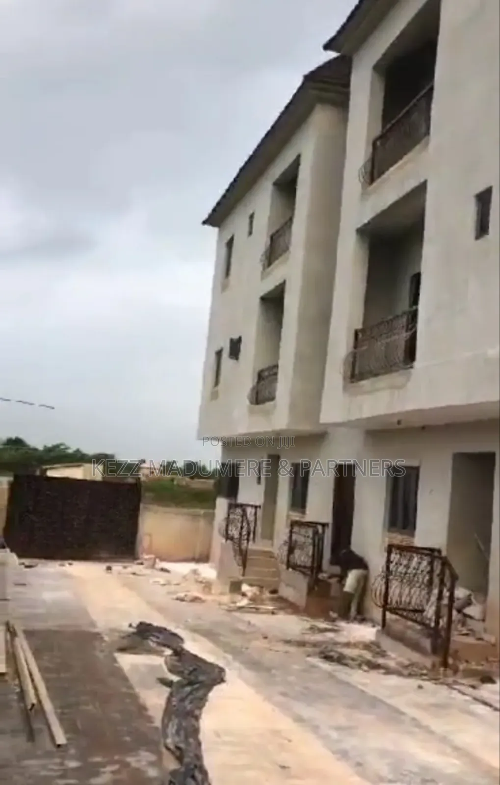 6bdrm Block of Flats in Premier, Port-Harcourt for sale