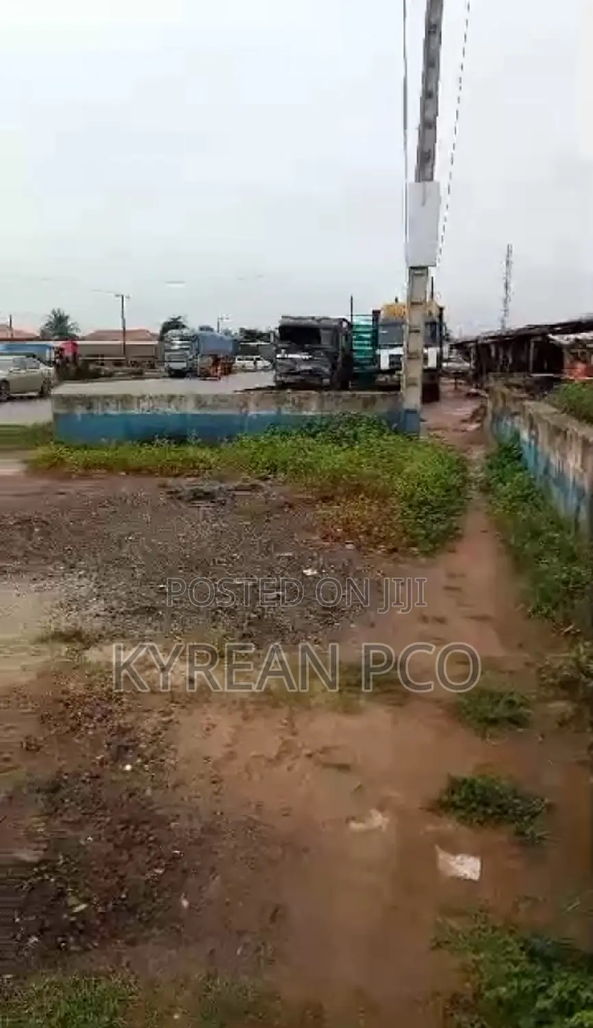 Beautifully Loca 5 Plots With a Store Building
