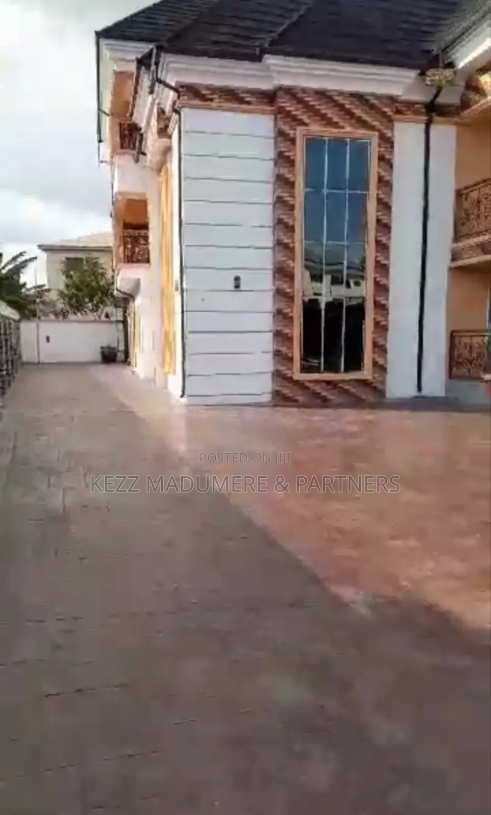 8bdrm Duplex in Ikenegbu Extension, for sale