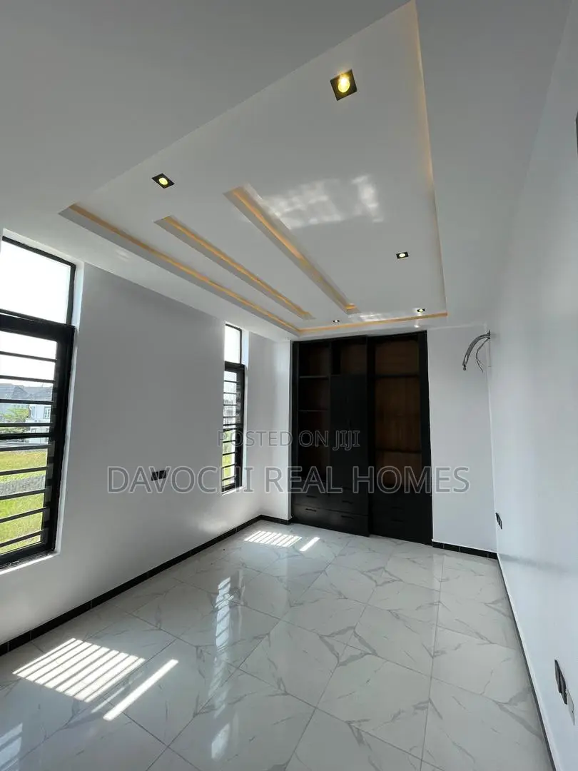 5bdrm Duplex in Ikota for sale