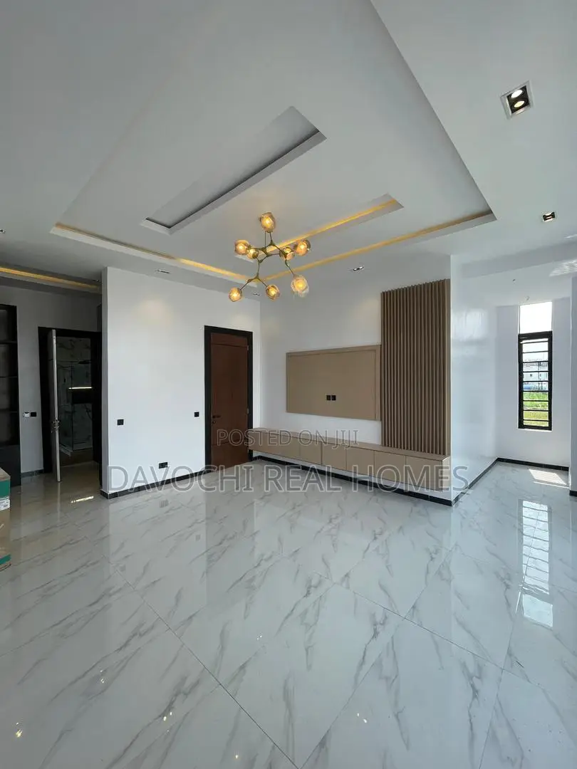5bdrm Duplex in Ikota for sale