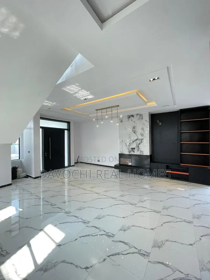 5bdrm Duplex in Ikota for sale