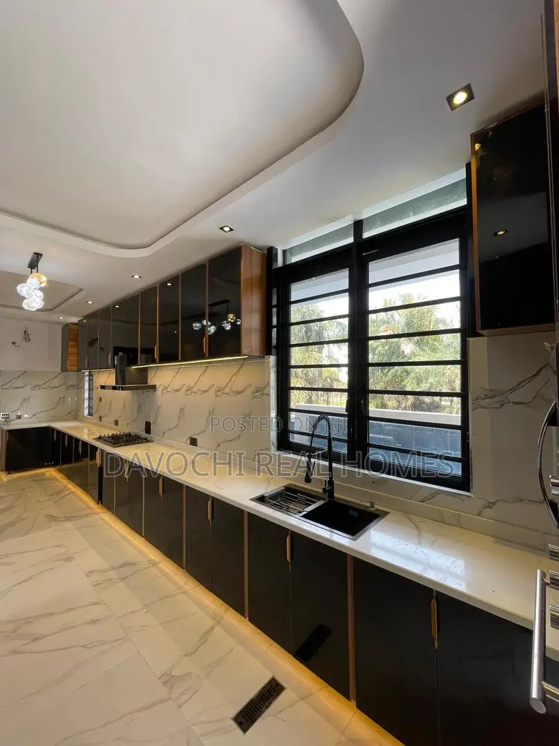 5bdrm Duplex in Ikota for sale