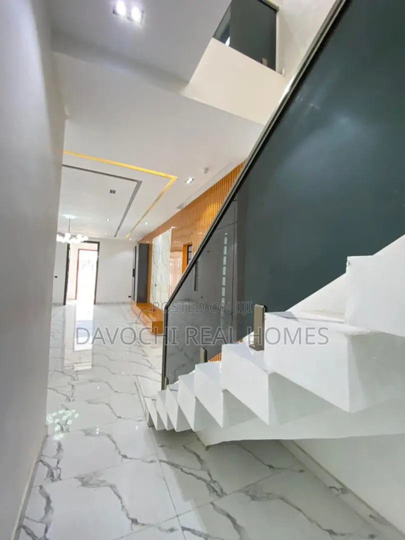 5bdrm Duplex in Lekki Phase 2 for sale