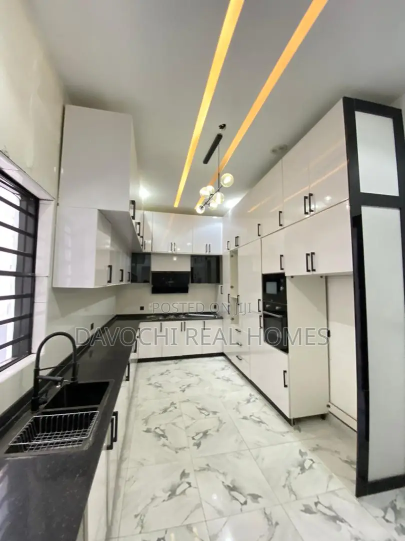 5bdrm Duplex in Lekki Phase 2 for sale