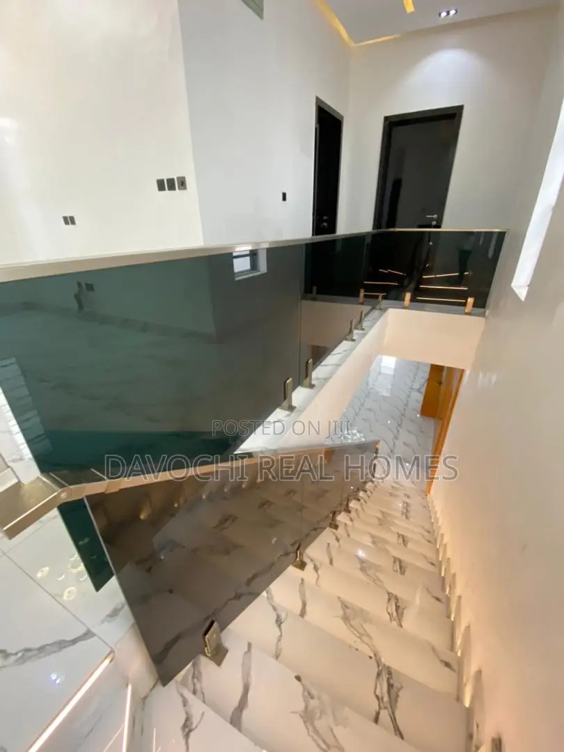 5bdrm Duplex in Lekki Phase 2 for sale