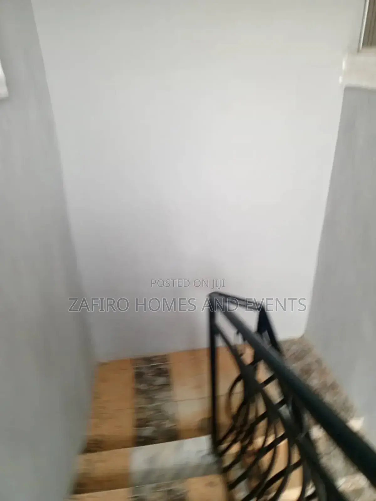 5bdrm Apartment in Elebu Akala Express, Oluyole Estate for sale