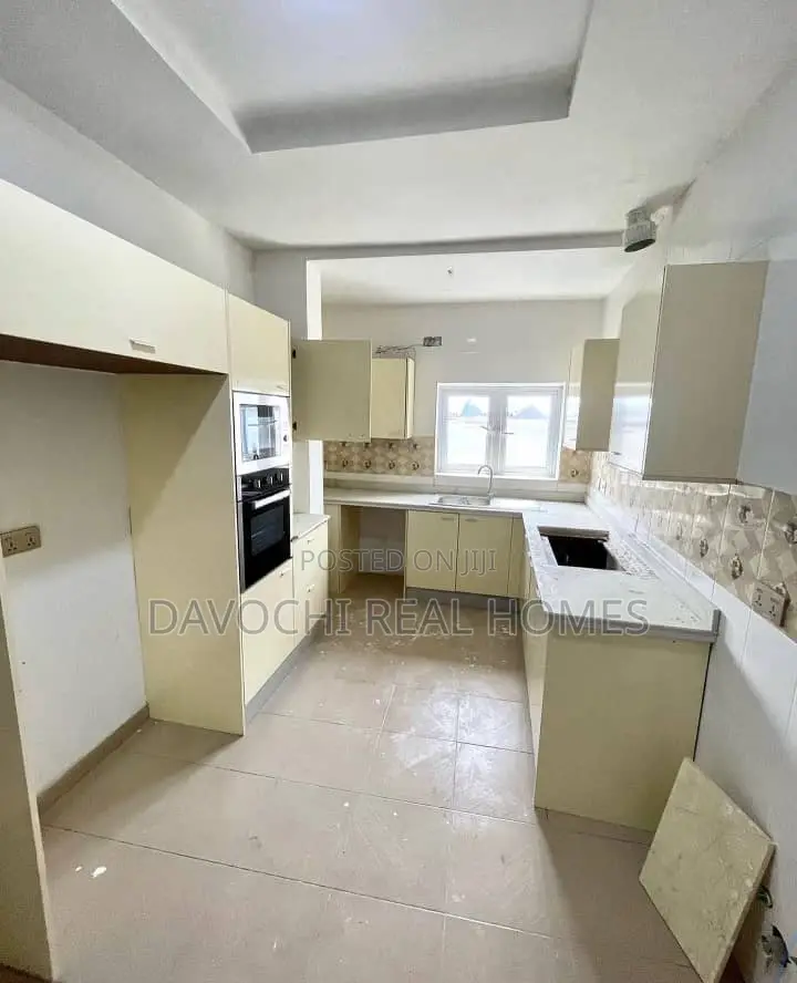 Furnished 3bdrm Apartment in Osapa london for sale